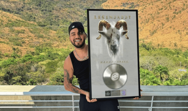 Reggi El Auténtico recibe Disco platino por su trabajo con el Big Boss